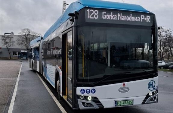 W Krakowie MPK rozpoczyna testy przegubowego autobusu wodorowego marki Solaris