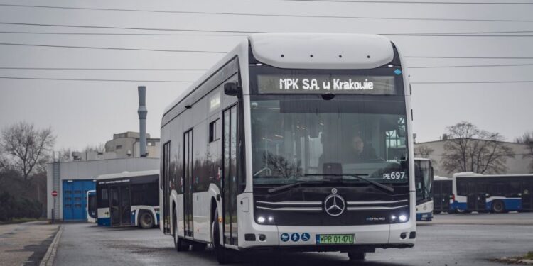 Mercedes z napędem wodorowym przechodzi testy w Krakowie