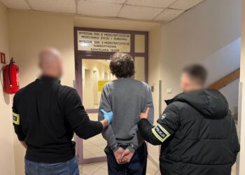 Postawiono zarzuty dwóm osobom w związku ze śmiercią kobiety, której ciało odkryto w windzie w budynku na krakowskiej Olszy