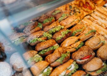 Zdrowe i szybkie śniadania na wynos – pomysły na idealne śniadanie do pracy