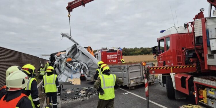 Polski autokar z małopolską delegacją rozbity po zderzeniu z ciężarówką!