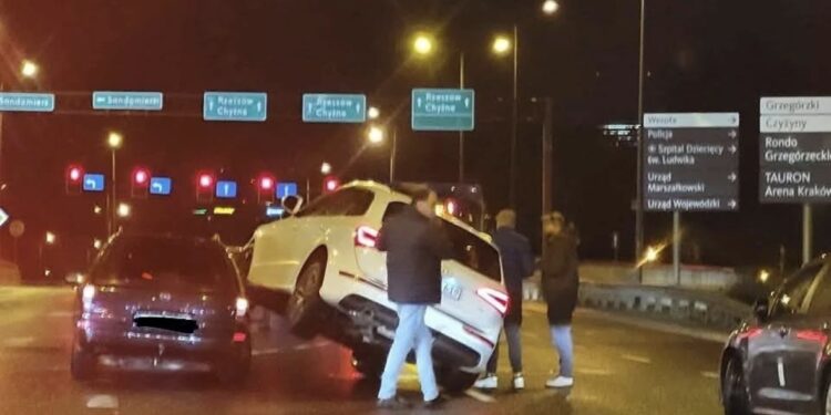 Dziwna kolizja w Krakowie, jak on to zrobił?