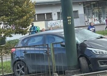 Wypadek na alei Andersa! Tramwaj zderzył się z autem – ruch całkowicie sparaliżowany!