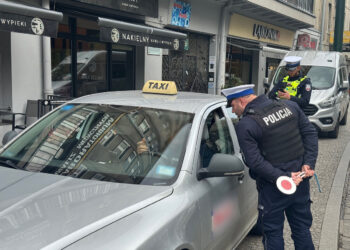 Wielka akcja „TAXI” w Krakowie! Policja zatrzymała poszukiwanych i odebrała prawa jazdy – poznaj szczegóły kontroli!