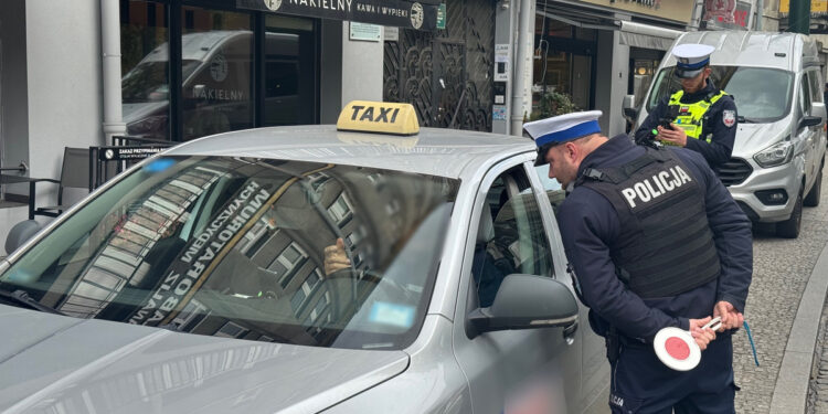 Wielka akcja „TAXI” w Krakowie! Policja zatrzymała poszukiwanych i odebrała prawa jazdy – poznaj szczegóły kontroli!