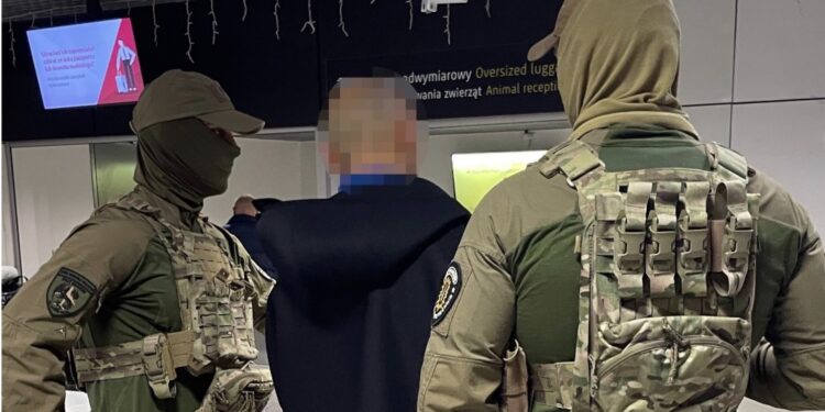 Skandal na lotnisku w Balicach! Pasażerka żartowała o bombie, a inny palił w samolocie – interweniowała Straż Graniczna!