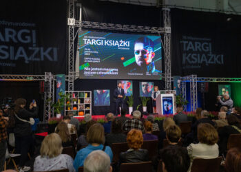 Tłumy w Krakowie! 28. Międzynarodowe Targi Książki biją rekordy popularności – co przyciągnęło tysiące czytelników?