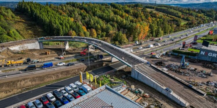 Wielkie utrudnienia na Zakopiance! W Myślenicach tylko jeden pas w każdym kierunku – kierowcy muszą uzbroić się w cierpliwość