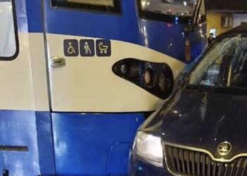 Poważny wypadek w Krakowie! Tramwaj zderzył się z samochodem na Kobierzyńskiej – utrudnienia w ruchu!