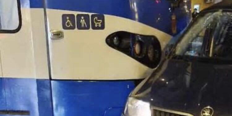 Poważny wypadek w Krakowie! Tramwaj zderzył się z samochodem na Kobierzyńskiej – utrudnienia w ruchu!