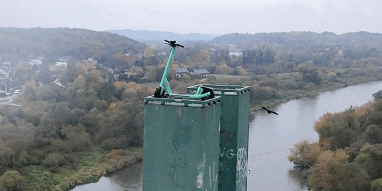 Szokujący żart w Krakowie! Hulajnoga na 40-metrowym pylonie mogła doprowadzić do tragedii