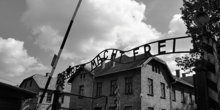 Turyści z Albanii z zarzutami za bulwersujący incydent w Auschwitz