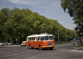 Kultowe autobusy i taksówki wracają do życia! W Hangarze Czyżyny trwa wyjątkowa wystawa MPK