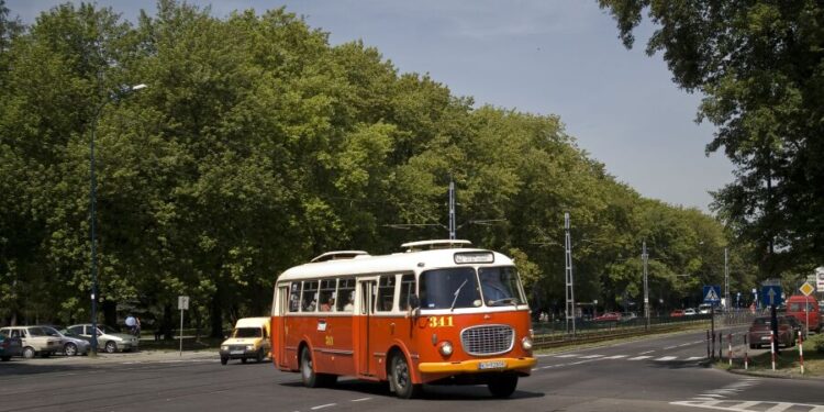 Kultowe autobusy i taksówki wracają do życia! W Hangarze Czyżyny trwa wyjątkowa wystawa MPK