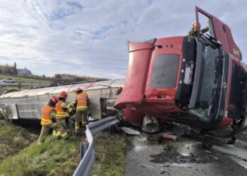 Groźny wypadek na A4! Cysterna przewróciła się po uderzeniu w bariery – kierowcy utknęli w korkach
