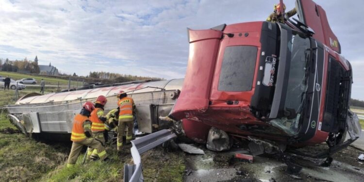 Groźny wypadek na A4! Cysterna przewróciła się po uderzeniu w bariery – kierowcy utknęli w korkach
