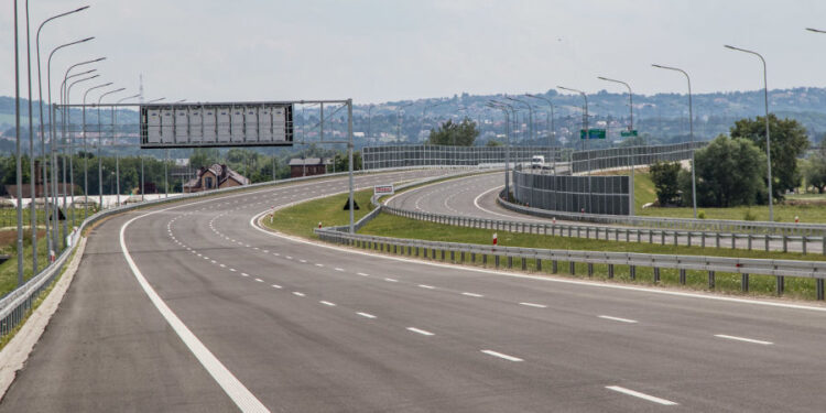 Karambol w Krakowie! Trzy auta zderzyły się na ul. Fieldorfa-Nila – jedna osoba ranna