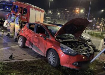 Karambol w Krakowie! Trzy auta zderzyły się na ul. Fieldorfa-Nila – jedna osoba ranna