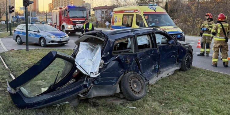 Zderzenie samochodu z tramwajem na północy Krakowa. Poważne utrudnienia w ruchu