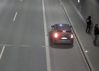 Skandaliczne zachowanie w tunelu na Zakopiance. Kierowcy zatrzymali auto, by… załatwić potrzebę
