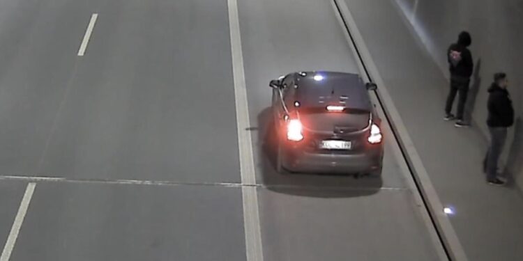 Skandaliczne zachowanie w tunelu na Zakopiance. Kierowcy zatrzymali auto, by… załatwić potrzebę
