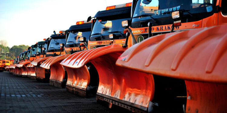 Zima nie zaskoczy drogowców? Setki ton soli na drogach i dziesiątki pługosolarek w akcji