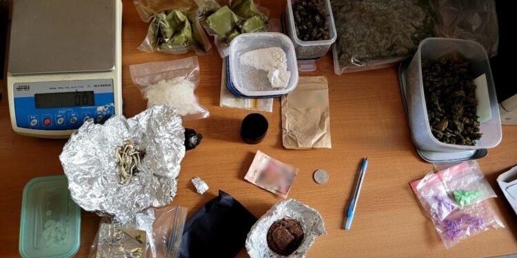 Krakowscy policjanci rozbijają narkotykowy duet z Podgórza