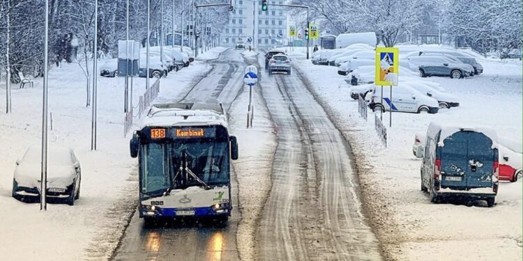 Zaskakujący paraliż komunikacji w Krakowie. Śnieżyca wymusiła skrócenie tras i wywołała poważne opóźnienia