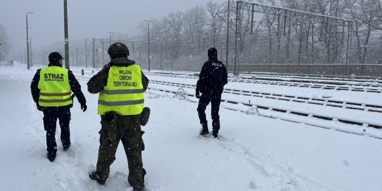 Operacja „Tor” w Małopolsce. Wspólne służby ruszają do patrolu – zobacz, co dzieje się na kolei