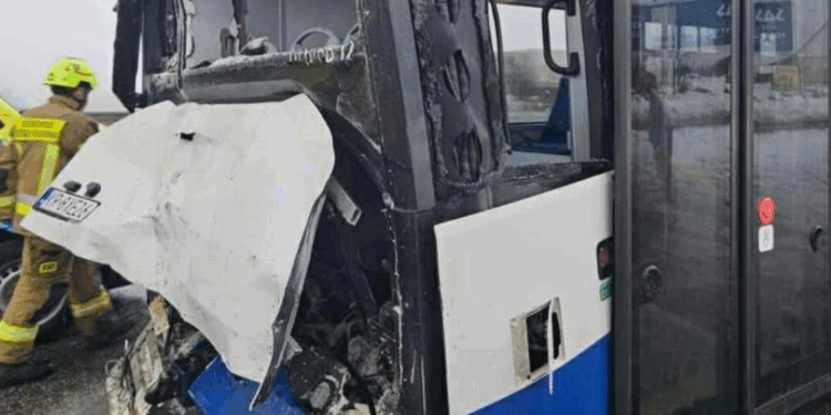 Zderzenie na Zakopiance. Ciężarówka wbiła się w autobus MPK – cztery osoby poszkodowane, droga zakorkowana