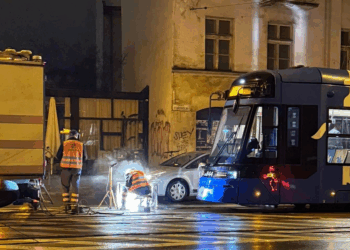 Kolejna poważna awaria na Starowiślnej. Fragment szyny odłamał się podczas przejazdu tramwaju