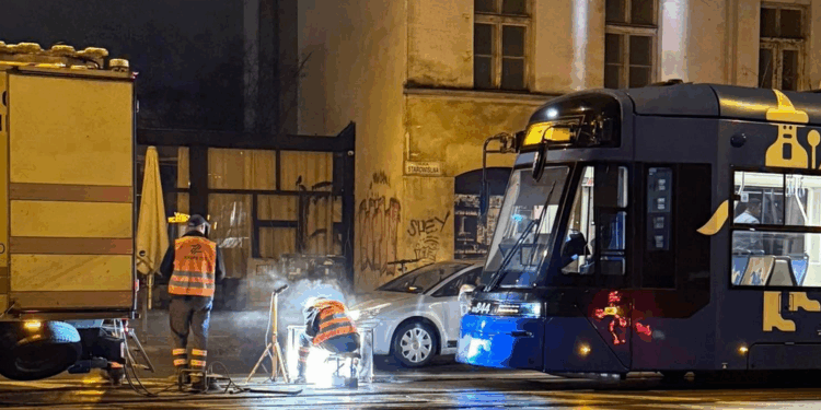Kolejna poważna awaria na Starowiślnej. Fragment szyny odłamał się podczas przejazdu tramwaju