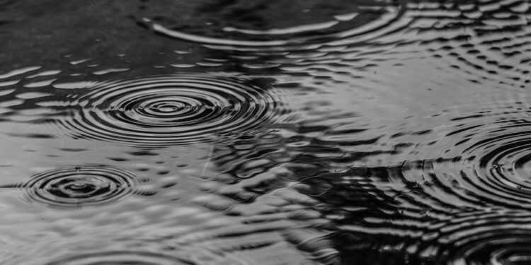 Nadciągają intensywne opady. IMGW alarmuje: deszcz, śnieg i trudne warunki na drogach