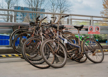 Rusza wielkie czyszczenie stojaków rowerowych w Krakowie. Miasto usuwa wraki i porzucone jednoślady