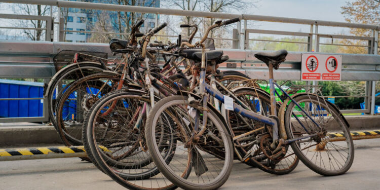 Rusza wielkie czyszczenie stojaków rowerowych w Krakowie. Miasto usuwa wraki i porzucone jednoślady