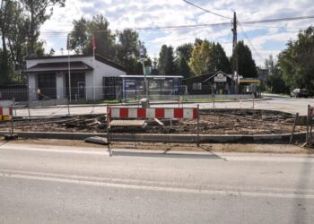 Ulica Tyniecka pod ciężkim sprzętem. Kierowcy muszą liczyć się z utrudnieniami aż do przedświątecznego finiszu prac