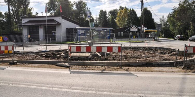 Ulica Tyniecka pod ciężkim sprzętem. Kierowcy muszą liczyć się z utrudnieniami aż do przedświątecznego finiszu prac