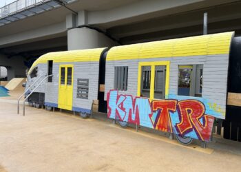 Nowa atrakcja parku zniszczona tuż po montażu. Wandale oszpecili lokomotywę w Krakowie