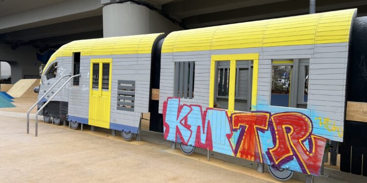 Nowa atrakcja parku zniszczona tuż po montażu. Wandale oszpecili lokomotywę w Krakowie