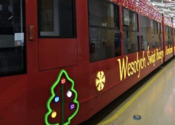 Niecodzienna atrakcja w Krakowie. Mikołaj wyruszy świątecznym tramwajem i rozda dzieciom prezenty