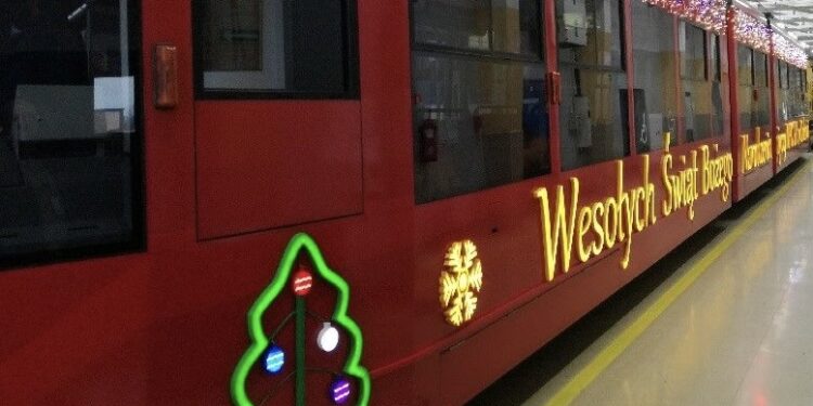 Niecodzienna atrakcja w Krakowie. Mikołaj wyruszy świątecznym tramwajem i rozda dzieciom prezenty
