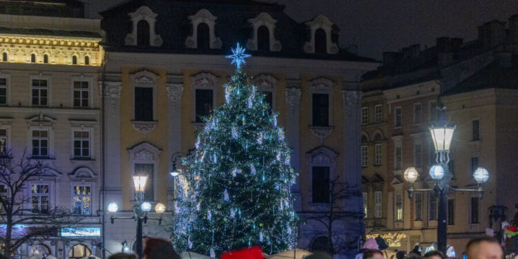 Tysiące osób na Rynku! Największa krakowska choinka zabłysła w świątecznym blasku