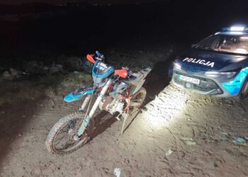 Szaleńcza ucieczka motocyklisty w Nowej Hucie. Pościg zakończył się na polach