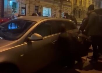 To nie żart! Pasażerowie próbowali przestawić auto, by ruszyły tramwaje