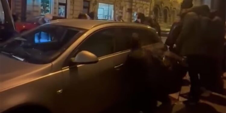 To nie żart! Pasażerowie próbowali przestawić auto, by ruszyły tramwaje