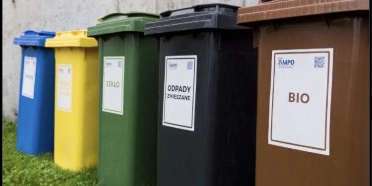 Po świętach prawdziwe wysypisko pod blokami. Mieszkańcy Krakowa alarmują: „Śmieci zalegają dniami”