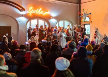 Kraków rozbrzmiał kolędą. Barwny pochód przeszedł z Bronowic prosto na Rynek