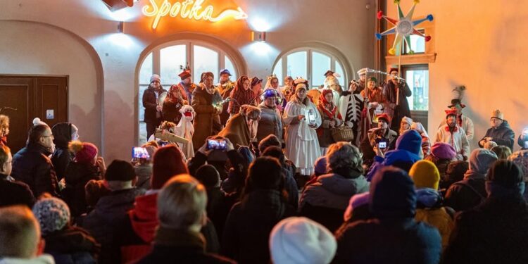 Kraków rozbrzmiał kolędą. Barwny pochód przeszedł z Bronowic prosto na Rynek