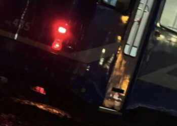 Dramat na torach! Tramwaj linii 21 w ogniu na pętli os. Piastów, pilna interwencja służb!