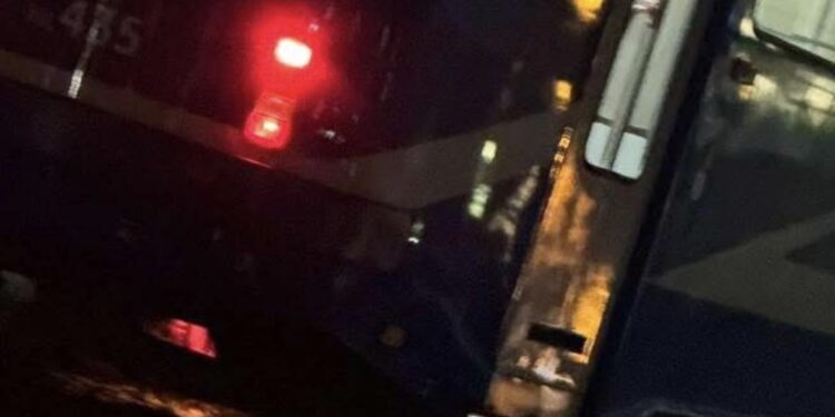 Dramat na torach! Tramwaj linii 21 w ogniu na pętli os. Piastów, pilna interwencja służb!